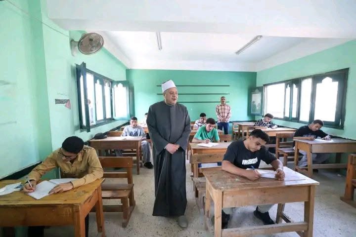 وكيل الأزهر يتابع امتحانات الشهادة الثانوية ميدانيًا وإلكترونيًا