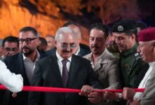 المشير حفتر يفتتح مشروع طريق وادي الكوف