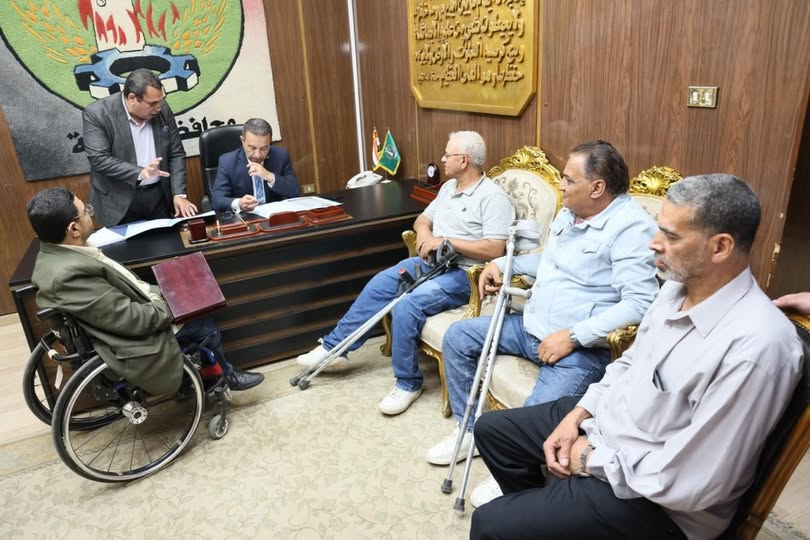 محافظ المنوفية يفحص شكاوى المواطنين.