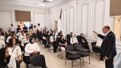 سفراء جامعة القاهرة الأهلية يستقبلون الطلاب الجدد