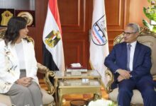 محافظ بني سويف يستقبل السفيرة نبيلة مكرم في مستهل زيارتها