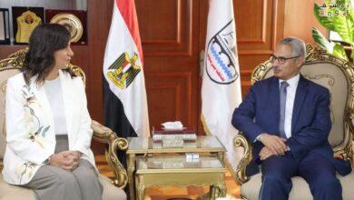 محافظ بني سويف يستقبل السفيرة نبيلة مكرم في مستهل زيارتها