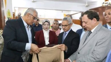 محافظ بني سويف يتفقد المعرض السنوي لتوزيع الزي المدرسي على أبناء الأسر الأولى بالرعاية