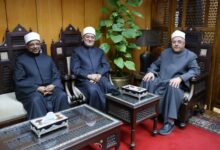 الشيخ أيمن عبد الغني يباشر مهام عمله بمكتبه بعد الحادث الذي تعرض له