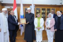 د محمود عبد العزيز عميد كلية التربية جامعة كفر الشيخ يكرم فضيلة أ.د نظير عياد مفتي الجمهورية