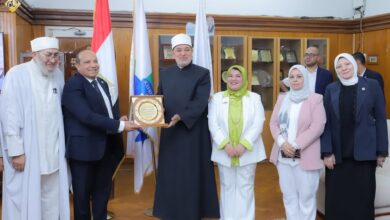 د محمود عبد العزيز عميد كلية التربية جامعة كفر الشيخ يكرم فضيلة أ.د نظير عياد مفتي الجمهورية