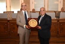 مجلس جامعة عين شمس يكرّم أ.د / أسامة السيد وأ. د/ هويدا الجبالي