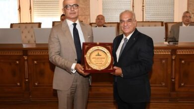 مجلس جامعة عين شمس يكرّم أ.د / أسامة السيد وأ. د/ هويدا الجبالي