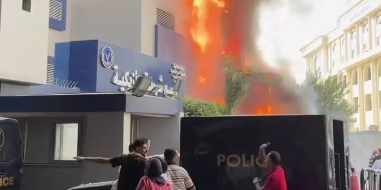 السيطرة على حريق بمحيط قسم شرطة الأزبكية بوسط القاهرة خسائر بشرية