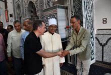 محافظ أسوان يؤدى صلاة الجمعة بمسجد أبو شوك الإسلامى