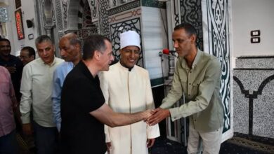 محافظ أسوان يؤدى صلاة الجمعة بمسجد أبو شوك الإسلامى