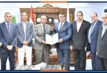 "محافظ قنا ورئيس أسمنت النهضة" يشهدان تسليم أجهزة طبية 