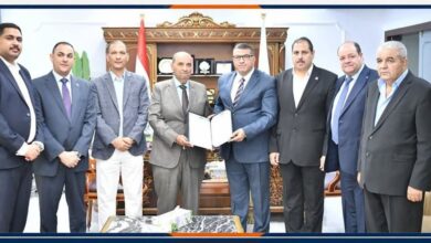 "محافظ قنا ورئيس أسمنت النهضة" يشهدان تسليم أجهزة طبية 