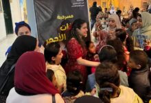 (ذات والرداء الأحمر) كامل العدد في حفلتَي الصباح والمساء