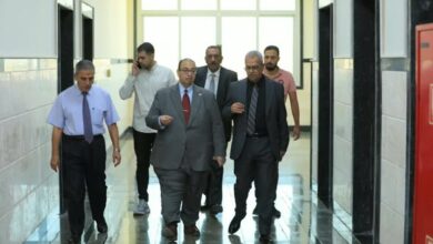 رئيس جامعة كفر الشيخ وحوار أبوي مع الطلاب
