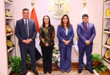 منال عوض ومايا مرسي تشهدان توقيع بروتوكول تعاون لتنفيذ مشروعات البيئة والمناخ .