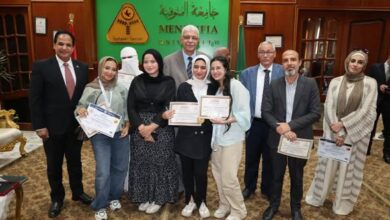 رئيس جامعة المنوفية يكرم الطلاب المتميزين في أسبوع شباب الجامعات