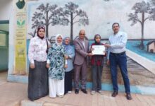محافظ أسيوط: تكريم طالبة متميزة من ذوات الإعاقة بمدرسة الخياط الإعدادية بنات