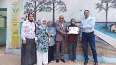 محافظ أسيوط: تكريم طالبة متميزة من ذوات الإعاقة بمدرسة الخياط الإعدادية بنات