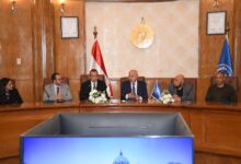 رئيس جامعة قناة السويس يلتقي 10 طلاب من الكلية المصرية الصينية للتكنولوجيا